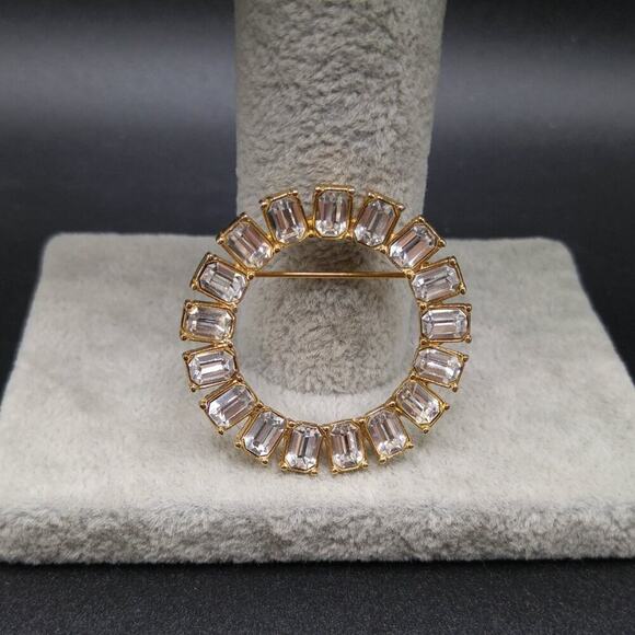 Vintage Monet Clear Rhinestone Round Brooch, Gold Plated, 1 1/2 Inches - Picture 5 of 7